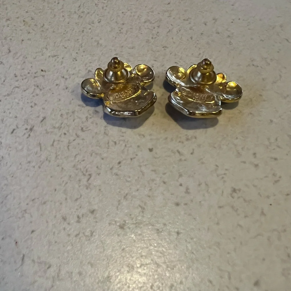 Mini mouse pins! Super cute! - Picture 2 of 3
